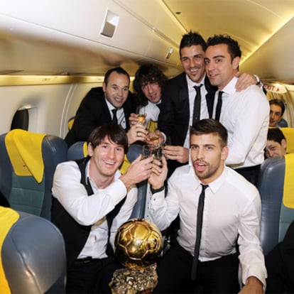 Messi, Piqué, Iniesta, Puyol, Villa y Xavi brindan junto al Balón de Oro en el vuelo de vuelta de Zúrich a Barcelona.