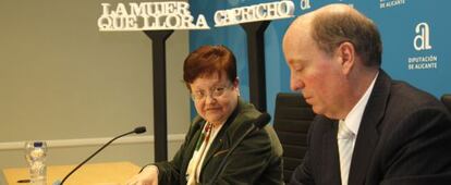 Carlos Crehueras, de Planeta y la presidenta de la Diputación en la presentación de los finalistas del Azorín.
