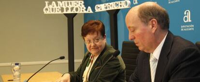 Carlos Crehueras, de Planeta y la presidenta de la Diputaci&oacute;n en la presentaci&oacute;n de los finalistas del Azor&iacute;n.