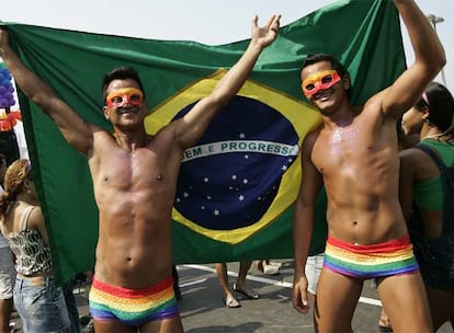 En una soleada tarde de primavera este año el desfile contó con el respaldo de gala del gobernador del estado de Río de Janeiro, Sergio Cabral, quien dio todo su apoyo a la lucha contra la homofobia y presidió una carroza que abría el desfile. "Si depende de mí, vamos a trabajar en la criminalización de la homofobia. Los derechos individuales son una cuestión de Estado y no de partidos. O Brasil avanza en eso o nunca lograremos consolidar la democracia", dijo Cabral