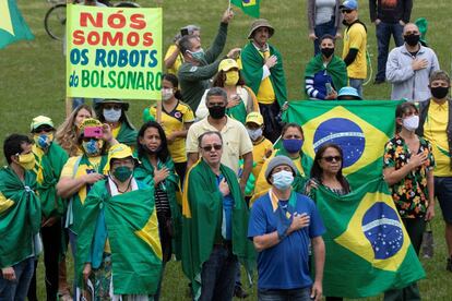 Apoiadores de Bolsonaro cantam o hino nacional em Brasília.