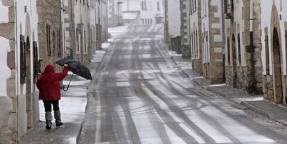 Un se&ntilde;or camina por la calle, durante el temporal de nieve que azota sobre todo al Norte de Navarra.
