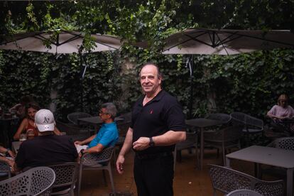 Miguel Horcajo, en la terraza de su bar en la colonia.