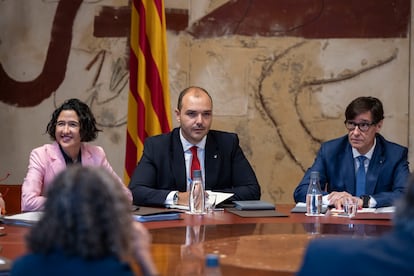 El consejero Albert Dalmau, en el centro de la imagen, durante la primera reunión del Govern de Salvador Illa, este martes.