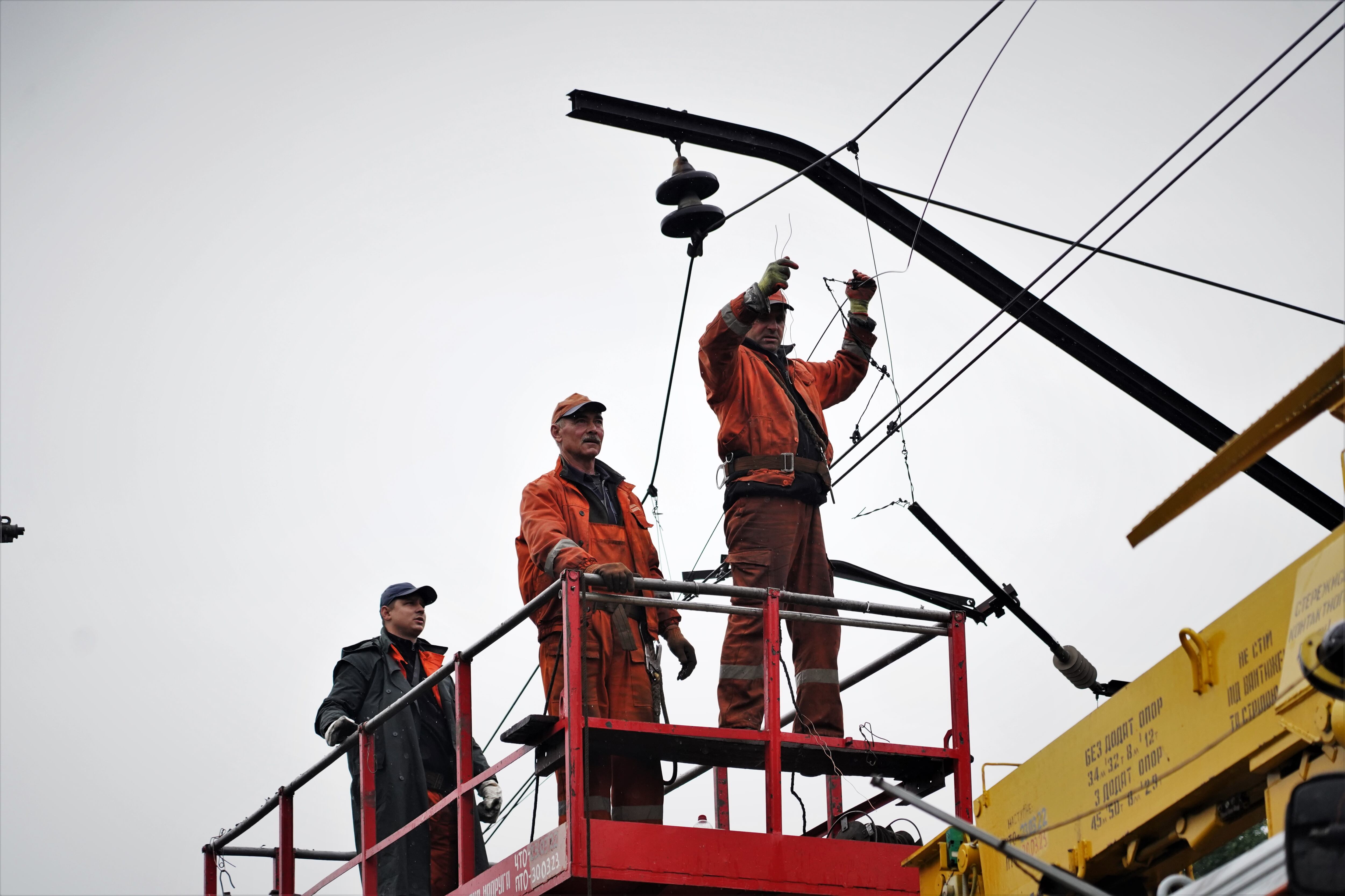 Trabajos de reparación de la catenaria para restablecer la comunicación ferroviaria en la zona liberada.