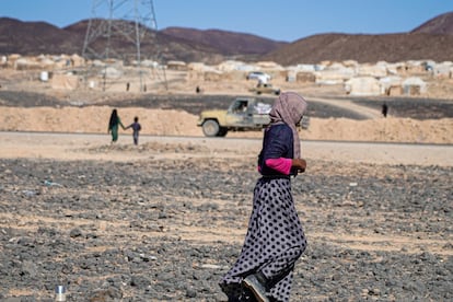 Una niña camina de regreso a su tienda de campaña después de buscar servicios médicos en la clínica móvil de MSF en el campamento de desplazados internos de Al-Sweida. Este asentamiento alberga a cientos de familias desplazadas de todo Yemen debido al conflicto, que en marzo de 2022 cumplirá siete años.