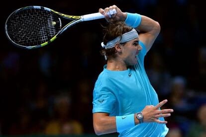 Rafael Nadal devuelve la pelota a Ferrer