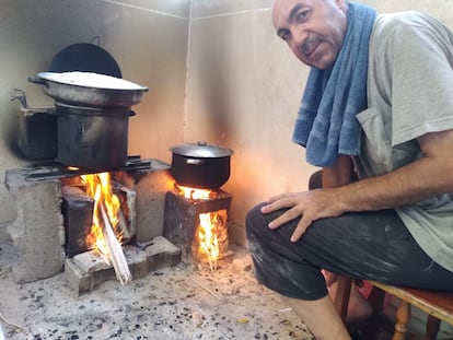 Nasser Rabah calentando la comida de forma rudimentaria en su casa de Al Maghazi, en el centro de Gaza.