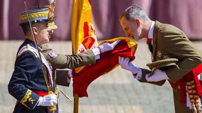 El rey Felipe VI jura bandera por el 40 aniversario de su promoción del Ejército de Tierra, este sábado en Zaragoza.