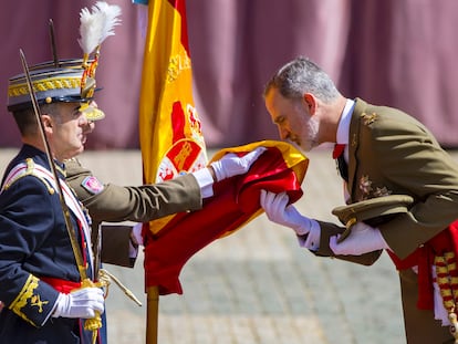 El rey Felipe VI jura bandera por el 40 aniversario de su promoción del Ejército de Tierra, este sábado en Zaragoza.