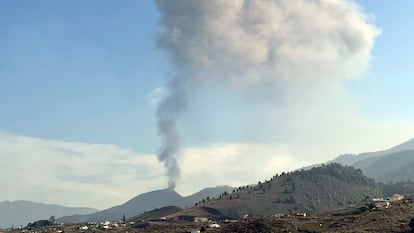 The Cumbre Vieja volcano resumes its activity after a short period of inactivity on Monday morning