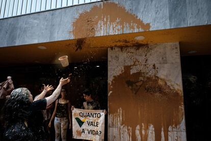 Manifestantes jogam barro nas paredes da sede da Vale.