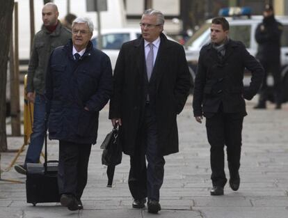 Garzón y su abogado, a la izquierda, llega al tribunal Supremo este jueves.