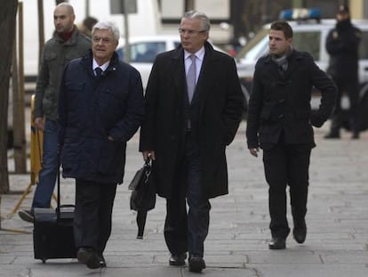 Garz&oacute;n y su abogado, a la izquierda, llega al tribunal Supremo este jueves. 