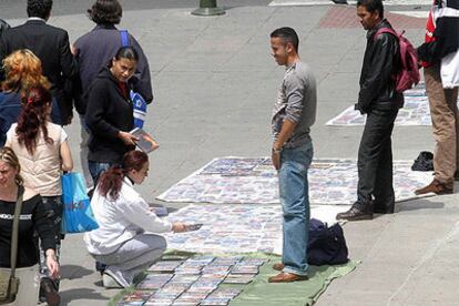 'Top manta' callejero en Sevilla.