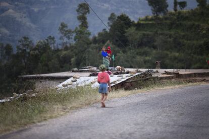 Muchos niños han sido víctimas de tráfico de personas tras el seísmo. Algunos se quedaron solo y otros, son enviados por sus propios padres a Katmandú con la esperanza de que alguien cuide allí de ellos. Pero, en realidad, están siendo engañados. Por eso, el Gobierno, junto con Unicef y otras organizaciones, establecieron puntos de control en las carreteras en busca de posibles víctimas.