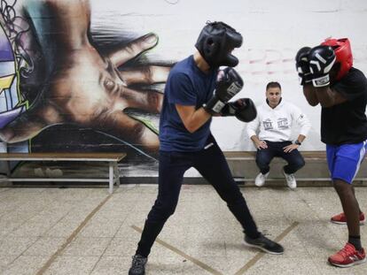 El educador Julio Rubio observa un entrenamiento de dos boxeadores en el centro vecinal de la UVA de Hortaleza. 