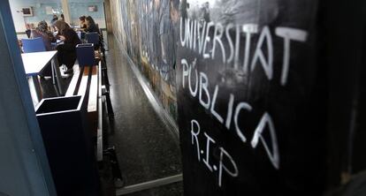 Una inscripci&oacute;n sobre un ata&uacute;d en la Facultad de Filosof&iacute;a de Valencia da por muerta la universidad p&uacute;blica.