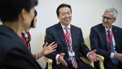 El expresidente de Interpol Meng Hongwei conversa en Bali (Indonesia) con varios compañeros, en una imagen cedida por Interpol.