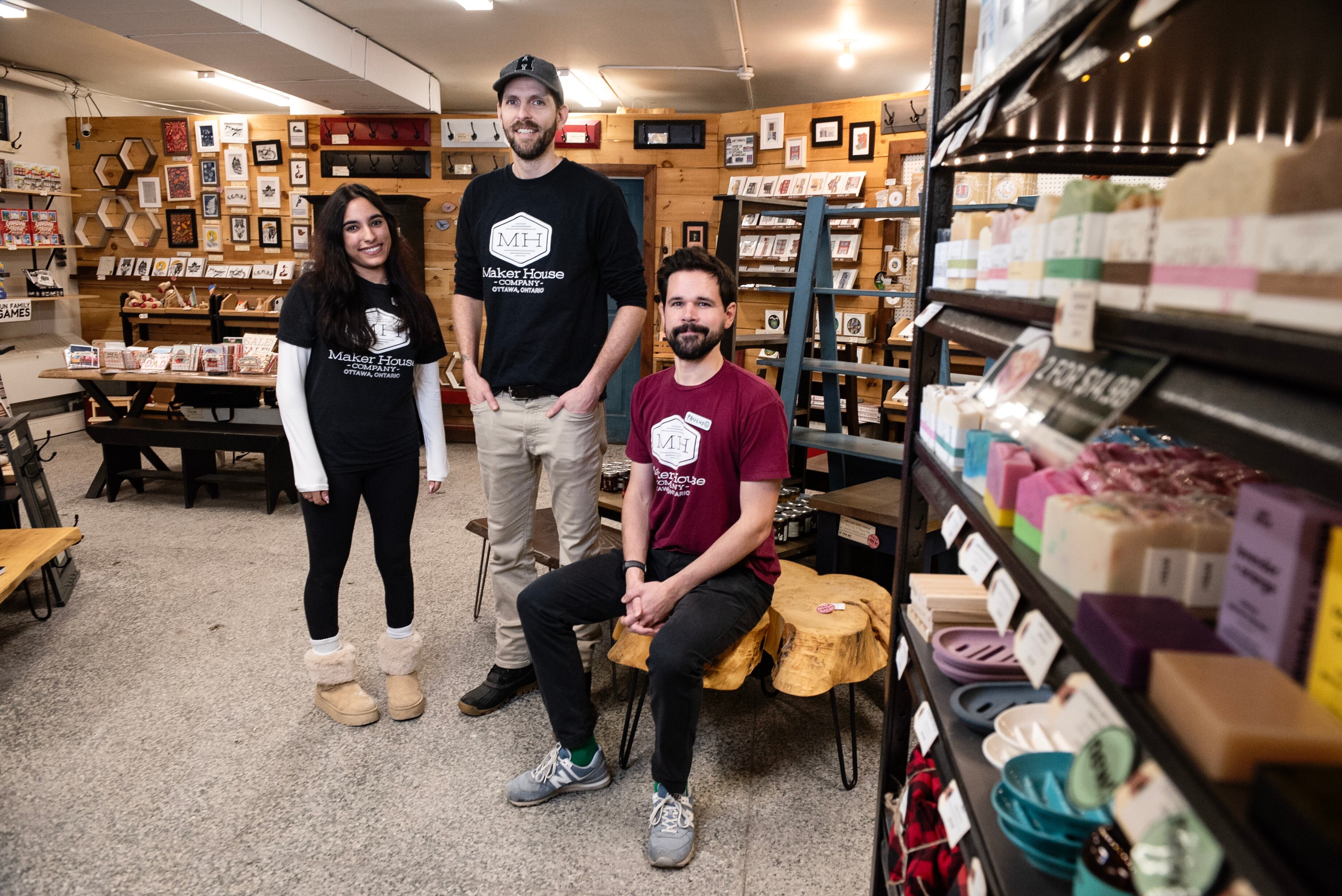 Desde la izquierda, Sophia Adams, Gareth Davies y Paulus Helliwell, fotografiados en la tienda de artesanía local Maker House, en Ottawa, de la que Davies es propietario.