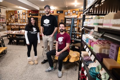 Desde la izquierda, Sophia Adams, Gareth Davies y Paulus Helliwell, fotografiados en la tienda de artesanía local Maker House, en Ottawa, de la que Davies es propietario.