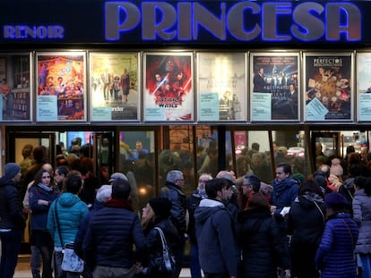 Cola a la entrada a los Cines Renoir Princesa en Madrid.