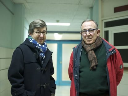 Jose Luis Jimenez, medico internista, y Manuel Garrido Valenzuela, cirujano pediátrico, en el hospital de Ourense.