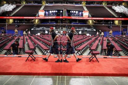 Un trabajador es reflejado en un espejo mientras siguen los preparativos para la Convencin Nacional Republicana en Cleveland, Estados Unidos.