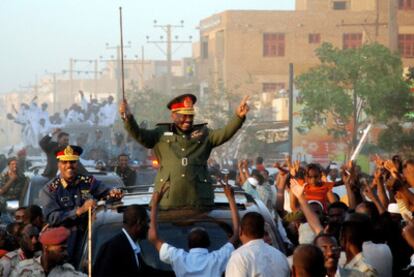 El presidente de Sudán, Omar al Bashir, aclamado por sus partidarios en las calles de Jartum, en marzo de 2009.