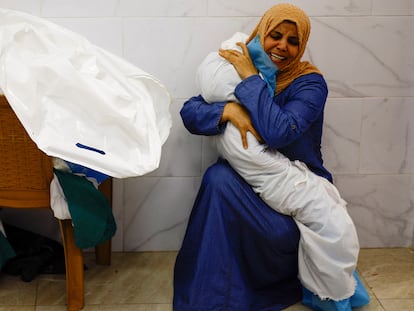 Una mujer abraza el cuerpo de un niño palestino muerto en ataques israelíes en un hospital de Jan Yunis, en el sur de la franja de Gaza, el pasado 17 de octubre.