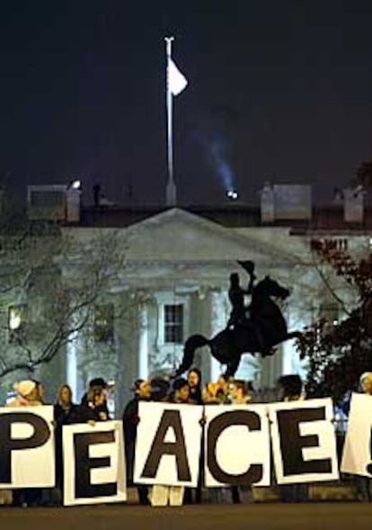 Un grupo de pacifistas se manifiesta ante la Casa Blanca, poco después de que Bush anunciara el inicio del ataque conta Irak.