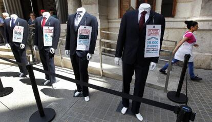 Varios maniquíes alusivos a los trajes del caso Gürtel.