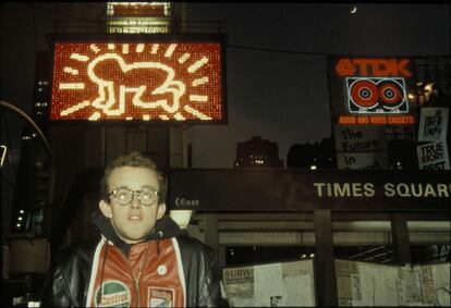 'Times Square Spectacolor Animation' (1982). La proyección de uno de sus dibujos en los paneles de Times Square, en Nueva York, fue uno de los primeros signos de la notoriedad que la obra del artista adquiriría en los años siguientes. | 