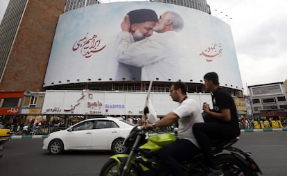 Un cartel gigante del fallecido presidente iraní Ebrahim Raisi en la Plaza Vali-Asr en Teherán, este martes.