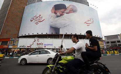 Un cartel gigante del fallecido presidente iraní Ebrahim Raisi en la Plaza Vali-Asr en Teherán, este martes.