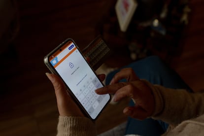 María Paredes usa la tarjeta de coordenadas para realizar una transferencia bancaria.