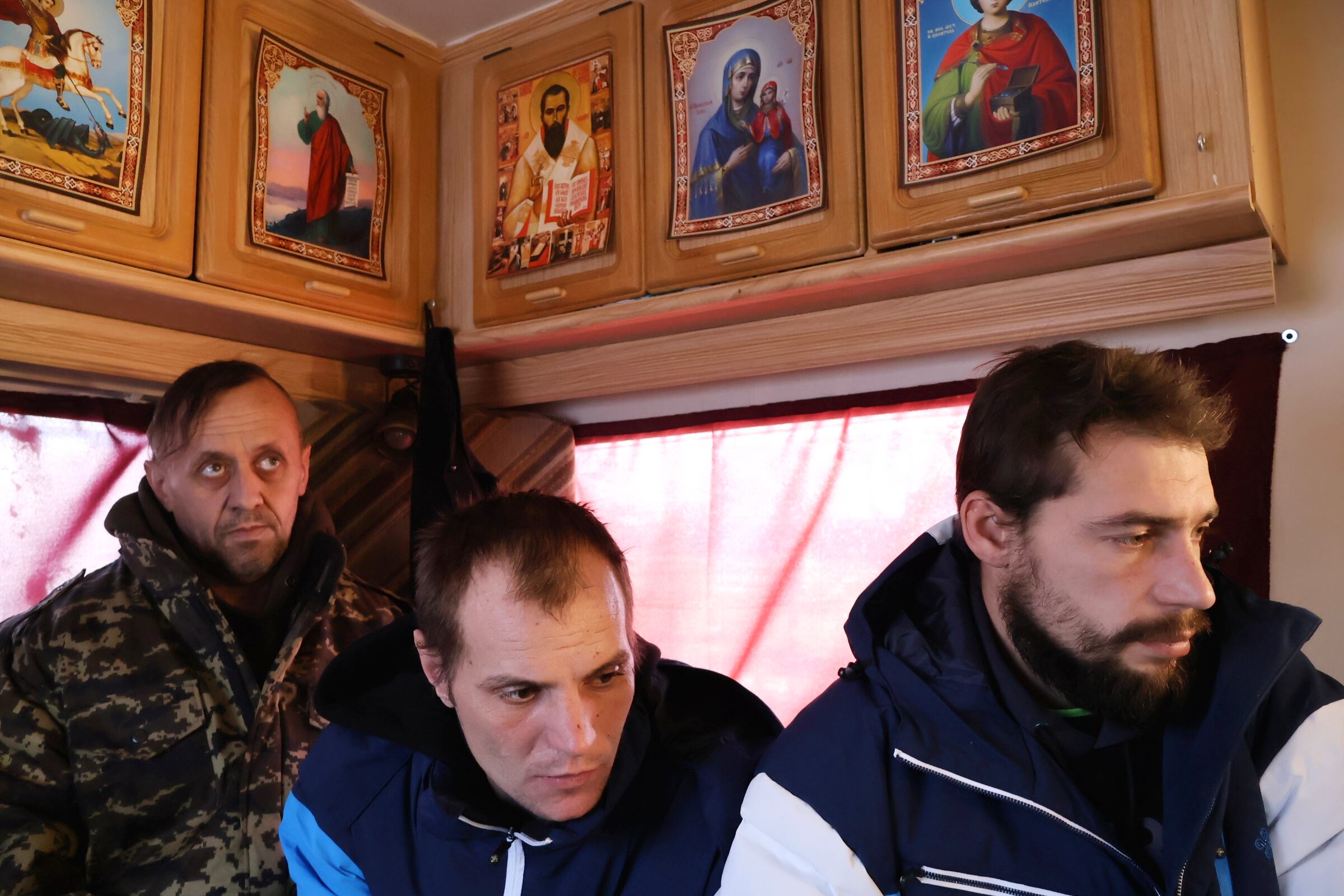 Soldados de la 128ª Brigada de Asalto participan en la misa de Navidad en una caravana convertida en capilla.