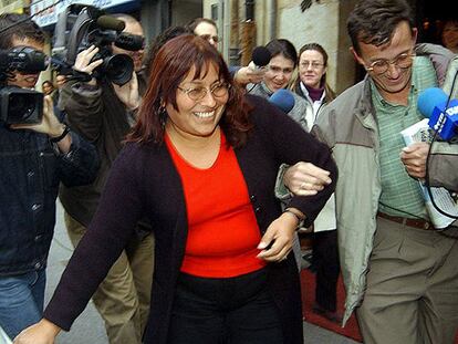 Alfonso Vegas y Luz Aurora Otoya, a la salida de un restaurante de Salamanca en 2002.