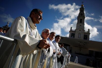 Un grupo de sacerdotes esperan a que se inicie la misa en el Santuario de Fátima, el 13 de mayo.