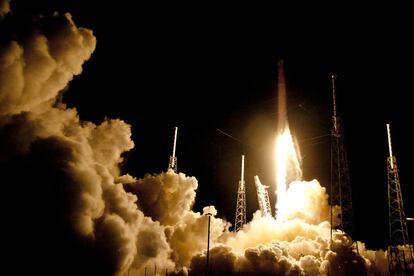 El cohete espacial Falcon 9 SpaceX despega del complejo de lanzamiento 40 en la estación de la Fuerza Aérea de Cabo Cañaveral en Florida, EE UU.