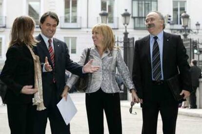 De izquierda a derecha, Carme Chacón, Artur Mas y Manuela de Madre, en el Congreso.