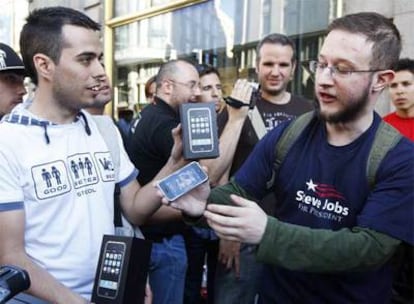 Colas para comprar el iPhone 3G en la Gran Vía madrileña el día de su lanzamiento, el pasado 11 de julio.