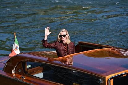 La actriz Kirsten Dunst a su llegada en un taxi acuático al festival de cine de Venecia, el miércoles 1 de septiembre de 2021.