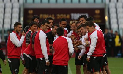 Los jugadores se entrenan