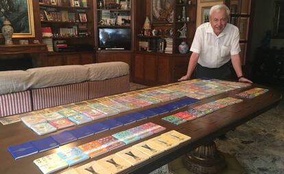 Tomás Tocino Maquieira, hijo del creador y actual dueño, con los calendarios.