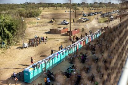 Vista del campamento improvisado debajo del puente internacional en la frontera entre Del Río y Acuña.