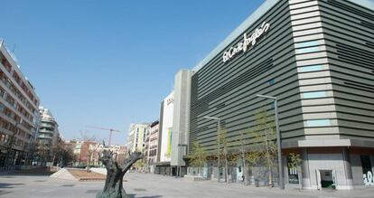 La Plaza de Felipe II vacía, con un edificio de El Corte Inglés al fondo, el primer día de entrada en vigor del Estado de Alarma, en Madrid (España).