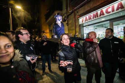 Fans del cantante paseando su busto por Barcelona