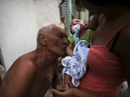 Um bisavô beija seu bisneto, nascido com microcefalia devido ao vírus do zika, em Recife (Brasil), em 9 de fevereiro de 2016.