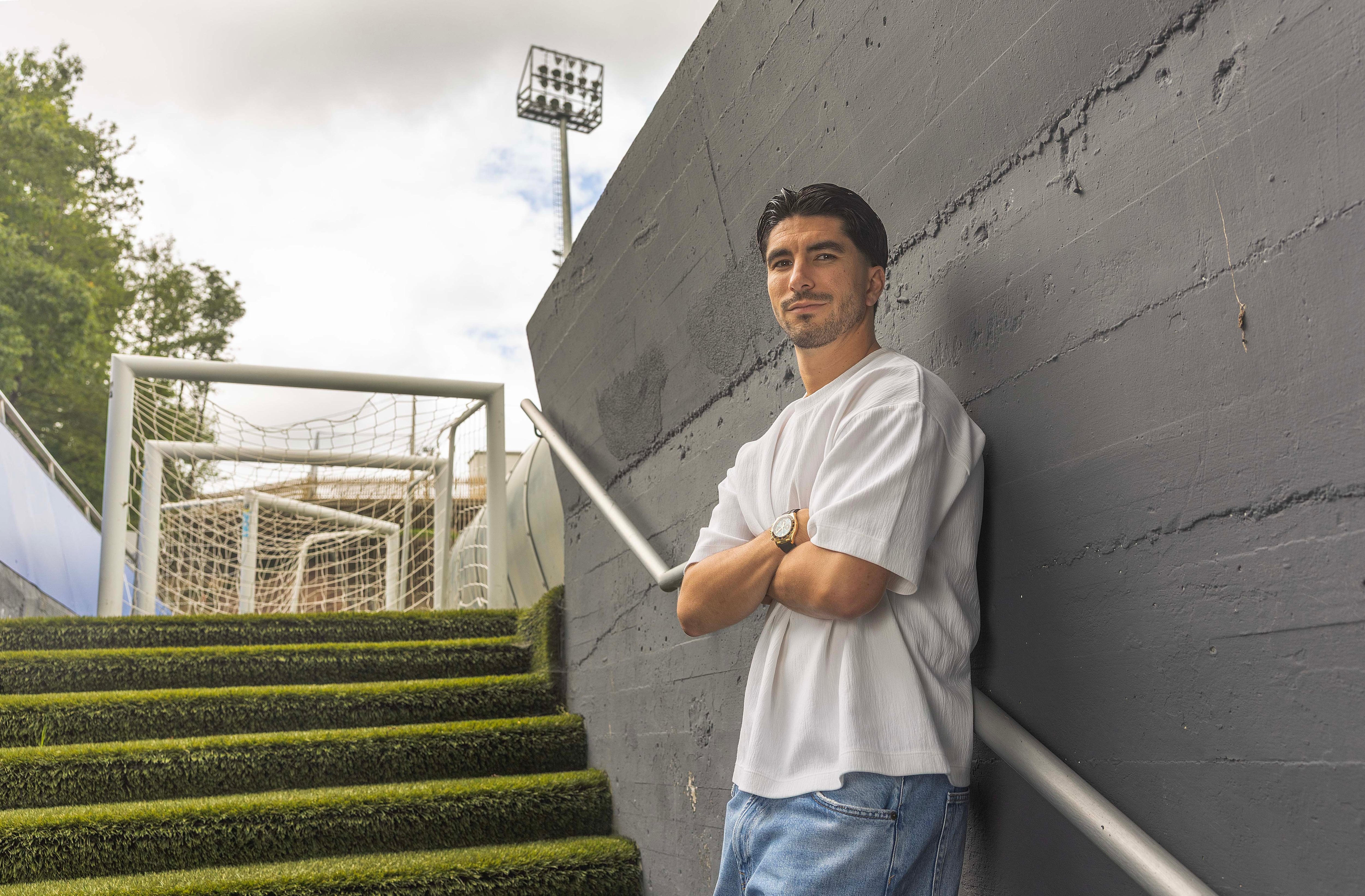 Carlos Soler, jugador de la Real Sociedad, posa en las instalaciones de Zubieta, la ciudad deportiva del club. 